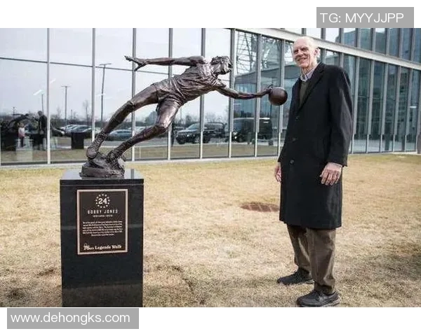 齐达内的传奇之路:从球场到教练的辉煌与独特人生轨迹 齐达内的传奇之路:从球场到教练的辉煌与独特人生轨迹
