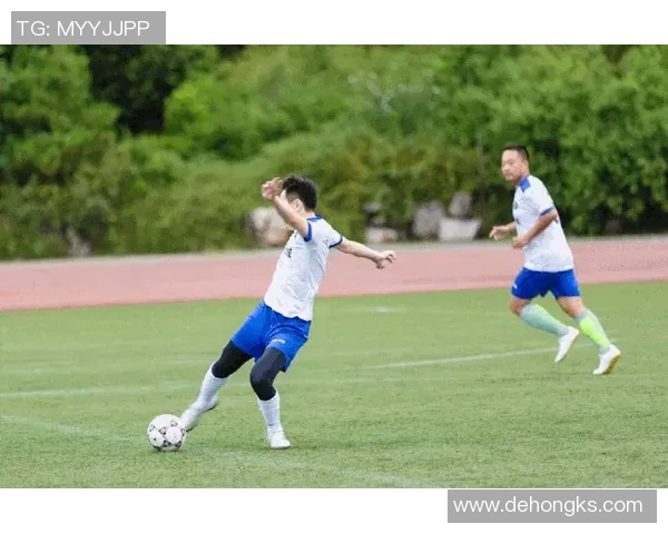 各大足球赛事比分实时更新与分析助你掌握比赛动态与精彩瞬间